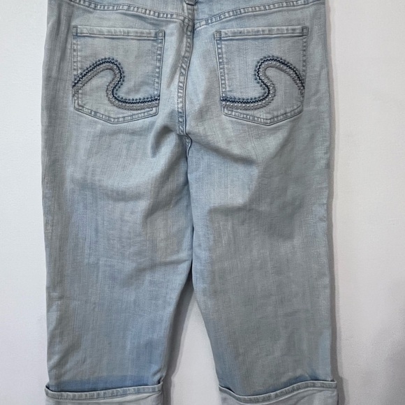 Chico's Women's Size 1.5 Blue Capri Cuffed Light Wash Cotton Blend Stretch Jeans - Picture 2 of 5